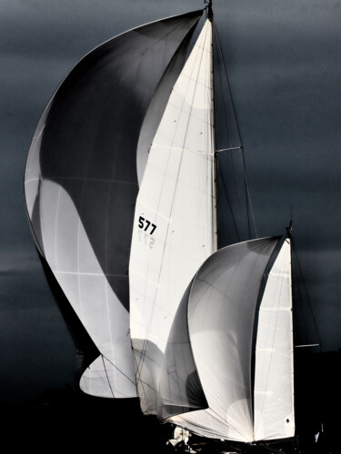 Fotografia intitolato ""Comet", yacht clas…" da Pierre-Yves Rospabé, Opera d'arte originale, Fotografia digitale