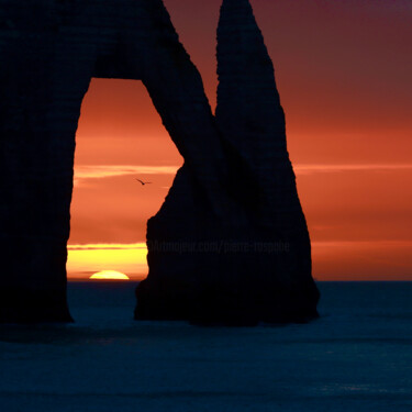 Photography titled "Etretat, soleil cou…" by Pierre-Yves Rospabé, Original Artwork, Non Manipulated Photography
