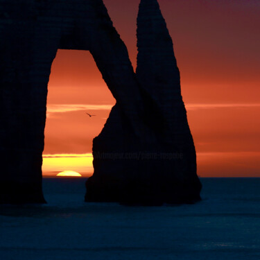 Fotografie mit dem Titel "Etretat, soleil cou…" von Pierre-Yves Rospabé, Original-Kunstwerk, Nicht bearbeitete Fotografie