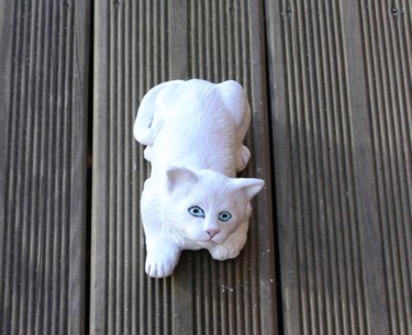 Sculpture intitulée "Le chaton blanc" par Liliane Rafales-Richard, Œuvre d'art originale, Argile