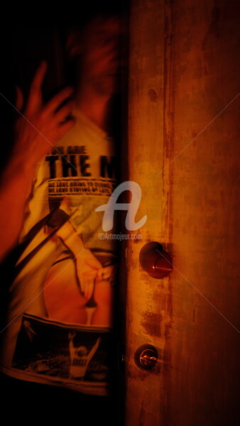 Fotografie mit dem Titel "Outside the door. A…" von Piggly Giggly, Original-Kunstwerk, Nicht bearbeitete Fotografie