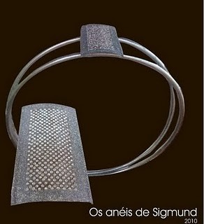 Sculptuur getiteld "OS ANEIS DE SIGMUND" door H Pintodasilva, Origineel Kunstwerk, Metalen