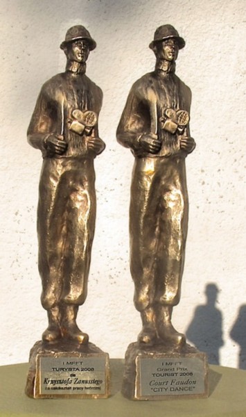 Скульптура под названием "statuetka "Turysta"" - Podl, Подлинное произведение искусства, Бронза