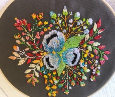 Pivoines bleues Art textile intitulée "Pivoines bleues" par Lisette, Œuvre d'art originale, Broderie Monté sur Panneau de bois