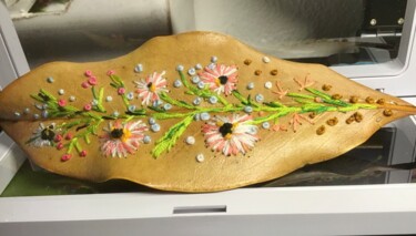 Fleurettes brodées sur feuille de magnolia Art textile intitulée "Fleurettes brodées…" par Lisette, Œuvre d'art originale, Broderie Monté sur Autre panneau rigide
