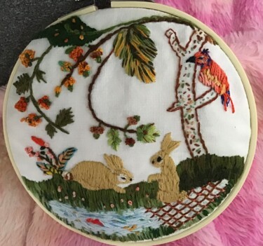 Lapins et petit oiseau Art textile intitulée "Lapins et petit ois…" par Lisette, Œuvre d'art originale, Broderie Monté sur Panneau de bois