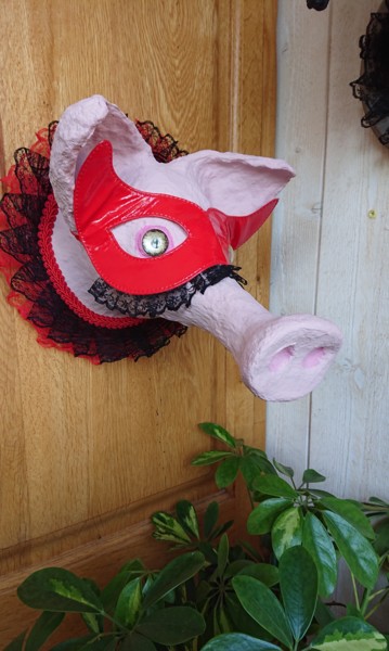 Sculpture titled "LE COCHON MASQUÉ" by Isabelle Pouvreau, Original Artwork, Paper maché