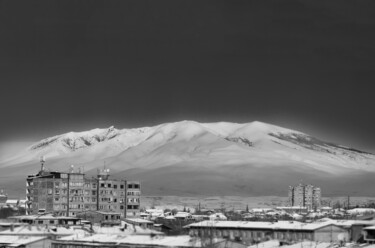 Photographie intitulée "Mount Aragats" par Danila Povarov, Œuvre d'art originale, Photographie manipulée