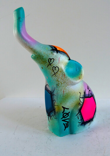 Sculpture intitulée "Sculpture éléphant…" par Priscilla Vettese, Œuvre d'art originale, Bombe aérosol