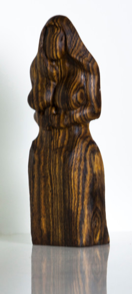 Skulptur mit dem Titel "Mother of the World" von Przemek Kret, Original-Kunstwerk, Holz