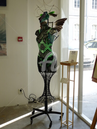 Sculpture titled "Femm'nisciente" by Pkf Créations, Original Artwork, Plastic