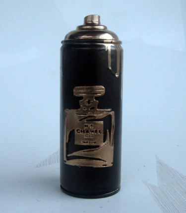PyB Bombe FIVE Chanel, 2021 Sculpture bombe aérosol Sculpture intitulée "PyB Bombe FIVE Cha…" par Pyb, Œuvre d'art originale, Métaux