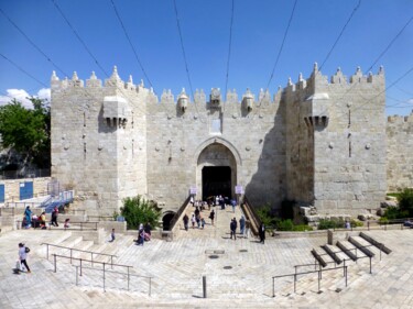 Fotografie mit dem Titel "Damascus Gate Gleams" von J.A. Quattro (Qu4ttroStudio), Original-Kunstwerk, Nicht bearbeitete Foto…