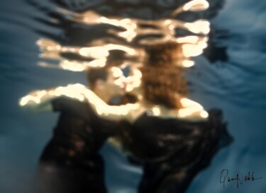Фотография под названием "Kissing Underwater…" - Queennoble Dr. Elle Ramirez, Подлинное произведение искусства, Пленочная фо…