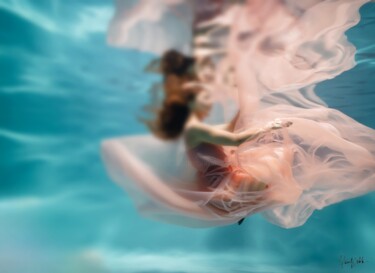 Fotografía titulada "Woman Floating Unde…" por Queennoble Dr. Elle Ramirez, Obra de arte original, Fotografía analógica