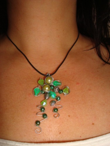 Artisanat intitulée "COLLIER VERT PORTE" par Quintessence Bijoux De Création, Œuvre d'art originale