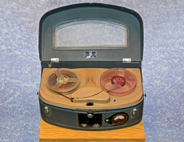 Photographie intitulée "Portable tape recor…" par Art$Art, Œuvre d'art originale, Photographie numérique