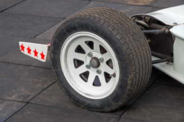 Front wheel of racing car Photographie intitulée "Front wheel of raci…" par Art$Art, Œuvre d'art originale, Photographie numérique