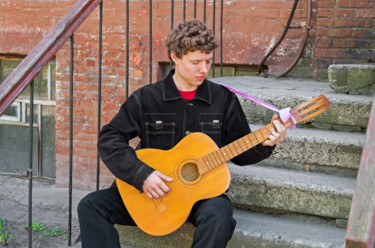 Fotografia intitolato "Guitarist from slums" da Art$Art, Opera d'arte originale, Fotografia digitale