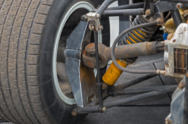 Rear wheel suspension Photographie intitulée "Rear wheel suspensi…" par Art$Art, Œuvre d'art originale, Photographie numérique