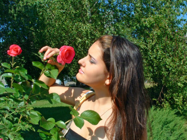 Photographie intitulée "Girl smelling rose" par Art$Art, Œuvre d'art originale, Photographie numérique