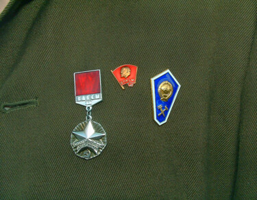 Fotografia intitolato "Soviet soldier badg…" da Art$Art, Opera d'arte originale, Fotografia digitale