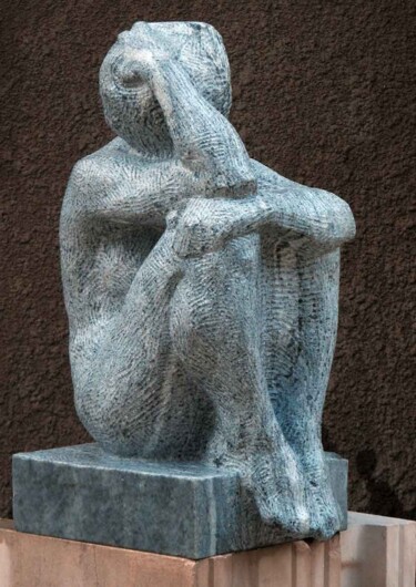 Skulptur mit dem Titel "Worried" von Radoslaw Keler, Original-Kunstwerk, Stein