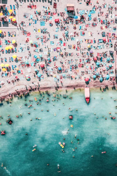 Fotografia intitolato "Crowded Beach In Su…" da Radu Bercan, Opera d'arte originale, Fotografia digitale