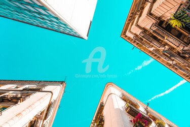 Fotografie getiteld "Looking Up In Barce…" door Radu Bercan, Origineel Kunstwerk, Digitale fotografie