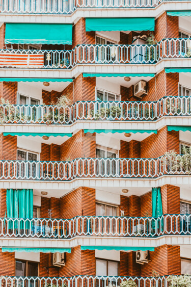Photographie intitulée "Apartment Building…" par Radu Bercan, Œuvre d'art originale, Photographie numérique