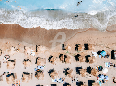Fotografia zatytułowany „Beach Umbrellas, Ae…” autorstwa Radu Bercan, Oryginalna praca, Fotografia cyfrowa