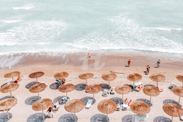 Photographie intitulée "Aerial Beach Umbrel…" par Radu Bercan, Œuvre d'art originale, Photographie numérique