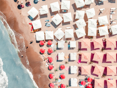 Photographie intitulée "People Beach Umbrel…" par Radu Bercan, Œuvre d'art originale, Photographie numérique