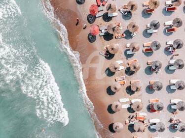 Fotografia intitolato "Aerial Beach Umbrel…" da Radu Bercan, Opera d'arte originale, Fotografia digitale
