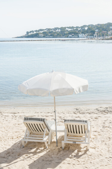 Fotografia zatytułowany „White Beach Umbrell…” autorstwa Radu Bercan, Oryginalna praca, Fotografia cyfrowa