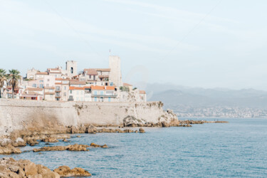 Photographie intitulée "Antibes, Travel Pos…" par Radu Bercan, Œuvre d'art originale, Photographie numérique