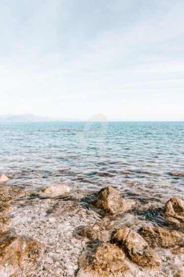 Fotografia zatytułowany „Sea Waves Rocky Bea…” autorstwa Radu Bercan, Oryginalna praca, Fotografia cyfrowa