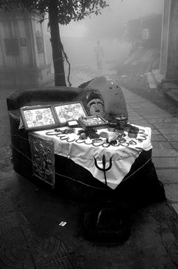 Fotografía titulada "Make Shift Shrine o…" por Rahul Gajjar, Obra de arte original