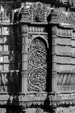 Photographie intitulée "Carving at Entrance…" par Rahul Gajjar, Œuvre d'art originale