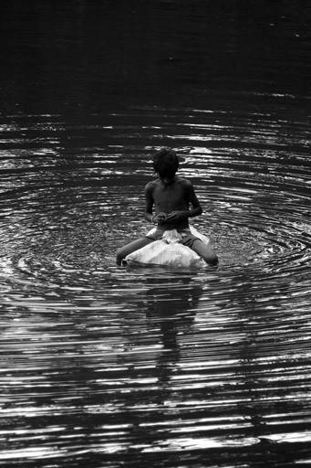 Fotografia intitolato "Boy Fishing at Teli…" da Rahul Gajjar, Opera d'arte originale
