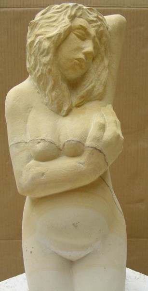 Skulptur mit dem Titel "Torzo sandstein" von Rama Ukaj, Original-Kunstwerk