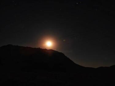 Fotografie mit dem Titel "Moon in Ramon Canyon" von Ravid Wolff, Original-Kunstwerk, Digitale Fotografie