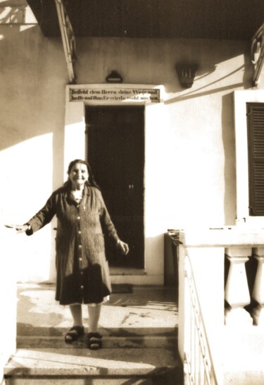 Fotografia intitolato "Elderly lady in Hai…" da Ravid Wolff, Opera d'arte originale, fotografia a pellicola