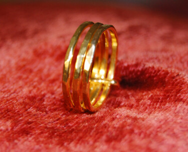 Design mit dem Titel "3 Rings - Gold Ring" von Ravid Wolff, Original-Kunstwerk