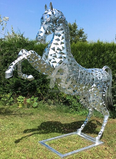 Scultura intitolato "cheval cabré échell…" da Recyclage Design - Réanimateur D'Objets , Opera d'arte originale, Metalli