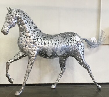 「cheval au galop en…」というタイトルの彫刻 Recyclage Design - Réanimateur D'Objets によって, オリジナルのアートワーク, 金属