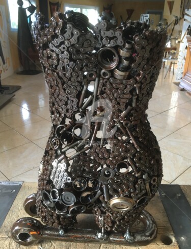 Scultura intitolato "Buste femme 3D" da Recyclage Design - Réanimateur D'Objets , Opera d'arte originale, Metalli