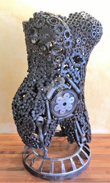 "buste femme sur ail…" başlıklı Heykel Recyclage Design - Réanimateur D'Objets  tarafından, Orijinal sanat, Metaller