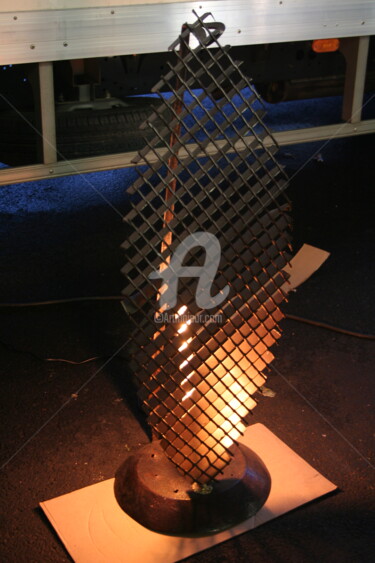 Design intitolato "Art N° 43 Lampe Gri…" da Recyclage Design - Réanimateur D'Objets , Opera d'arte originale, Oggetti