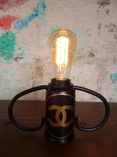 LAMPE DESIGN - CHANEL - Design intitulée "LAMPE DESIGN - CHAN…" par Leferailleur02, Œuvre d'art originale, Luminaire